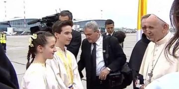 Papa Francisc, întâmpinat la sosirea în România de urmașii lui Augustin Vișa, erou țărănist întemnițat de comuniști