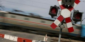 Autoturism lovit de tren. Două persoane rănite