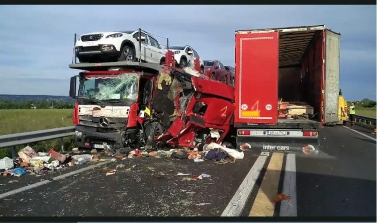 Accident înfiorător în Franța. Trei români au murit și alți patru sunt în stare gravă, după ce mașina în care se aflau a intrat într-un TIR