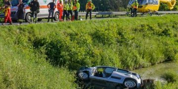 Doi şoferi români au devenit eroi în Italia. Ei au salvat doi bătrâni care suferiseră un accident, maşina căzând într-un canal de irigaţii