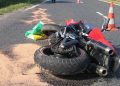 Conducătorul unei motociclete accidentat grav de un autoturism al cărui şofer “a uitat” să se asigure