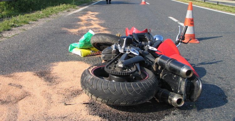 Conducătorul unei motociclete accidentat grav de un autoturism al cărui şofer “a uitat” să se asigure