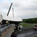 Accident spectaculos. Cabină de TIR suspendată peste autostradă, camion aruncat de vânt peste parapet