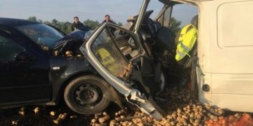 Accident cumplit! Tânără ucisă de cartofii pe care-i transporta în mașină