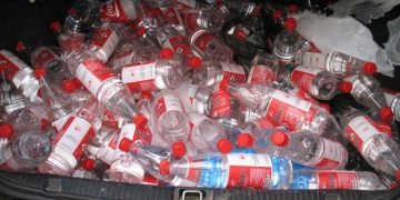 Maşină burduşită cu alcool, oprită în trafic de poliţişti la Vişeu de Jos