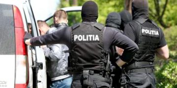 Trei tineri arestaţi preventiv pentru lovire sau alte violenţe şi infracţiuni la regimul armelor