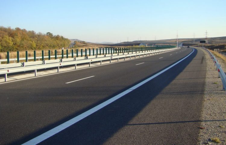 O tânără mamă a fost găsită moartă pe marginea autostrăzii