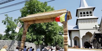 ​Peste 2.000 de credincioşi la slujba de târnosire a Bisericii „Sfântul Mare Mucenic Gheorghe” din Sighetu Marmaţiei – FOTO
