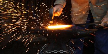 Doi foşti mineri din Cavnic, convertiţi în…fierari