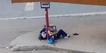 Staţie de autobuz ocupată de oameni ai străzii. Poliţia Locală nu face nimic – FOTO