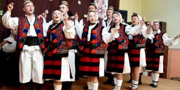 Lecţie de dans popular pentru americani la Sighetu Marmaţiei