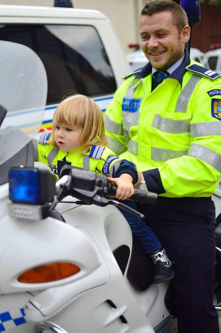 Acordaţi prioritate zâmbetelor şi fiţi atenţi la binele celor din jur!