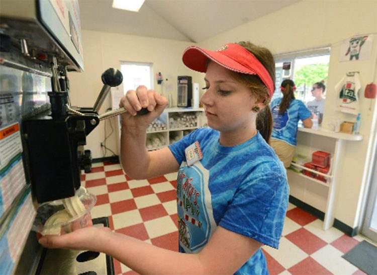 Stimulente pentru angajarea elevilor şi studenţilor pe perioada vacanţei