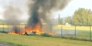 Nouă morţi, după prăbuşirea unui avion. Imagini cu aeronava în flăcări