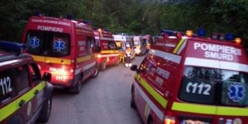 Plan roşu de intervenţie la Pârâul Rece. Un autocar cu 29 de copii s-a răsturnat