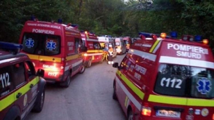 Plan roşu de intervenţie la Pârâul Rece. Un autocar cu 29 de copii s-a răsturnat