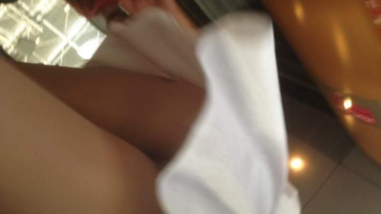 Un profesor prins în timp ce filma sub fusta unei eleve