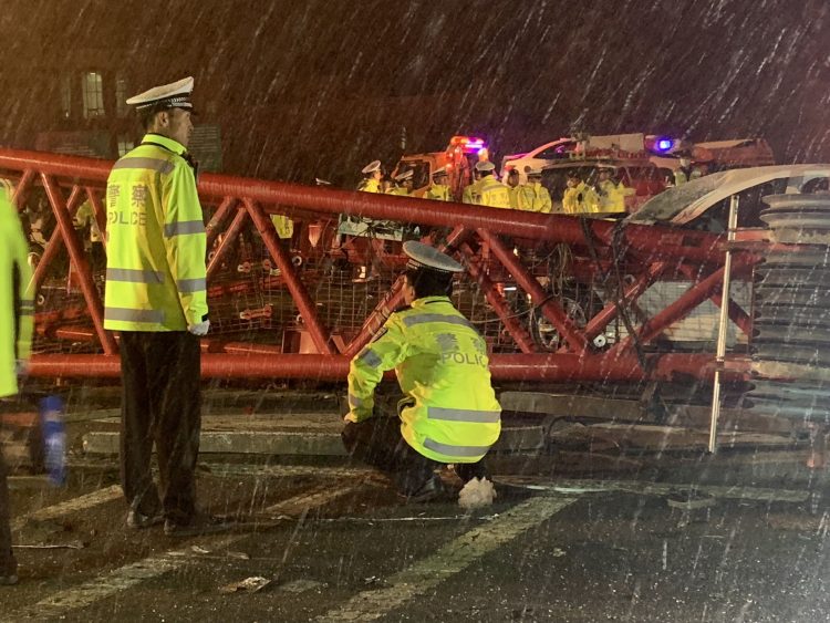 VREME – Cel puţin 61 de persoane au murit în urma inundaţiilor