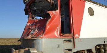 ACCIDENT pe calea ferată: Locomotiva şi un vagon al unui tren de persoane au deraiat, după ce trenul a lovit un camion