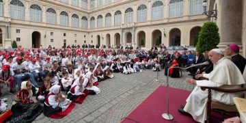 Papa Francisc le vorbește copiilor despre România