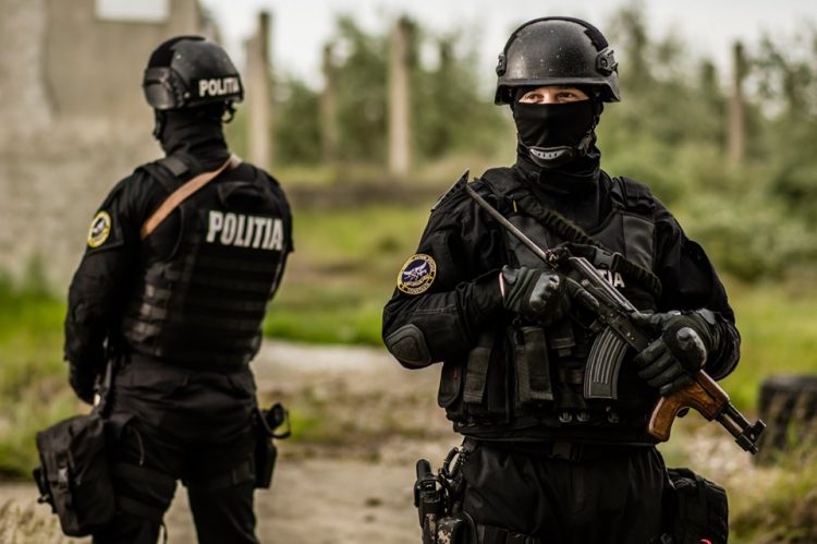 Grup infracțional specializat în trafic de migranți și spălare de bani, destructurat