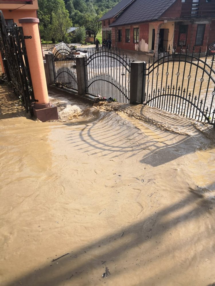 Imagini dramatice la Săpânța. Apa a intrat în case după ce a plouat torențial – FOTO