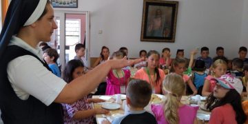 „În cine am încredere?” – Tabără de vară la mănăstirea de pe Dealul Crucii – FOTO