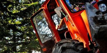 Tractor răsturnat la Bârsana, o victimă încarcerată