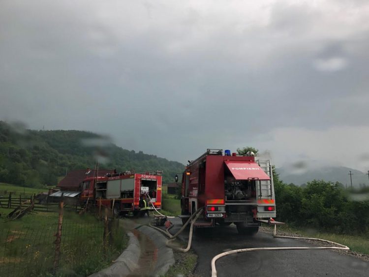 Casă în flăcări la Vișeu de Sus – FOTO