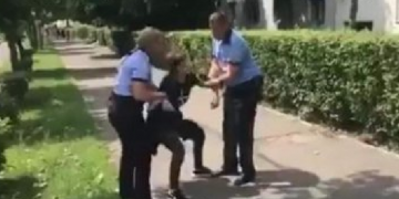 Fenomenul „Zombie” a ajuns și în Baia Mare. Imagini uluitoare cu un tânăr care abia reușește să treacă strada