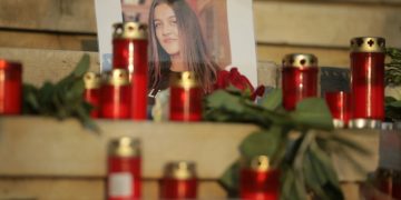 Protest tăcut la sediul MAI, după cazul Caracal. ”Ați ucis din nou”