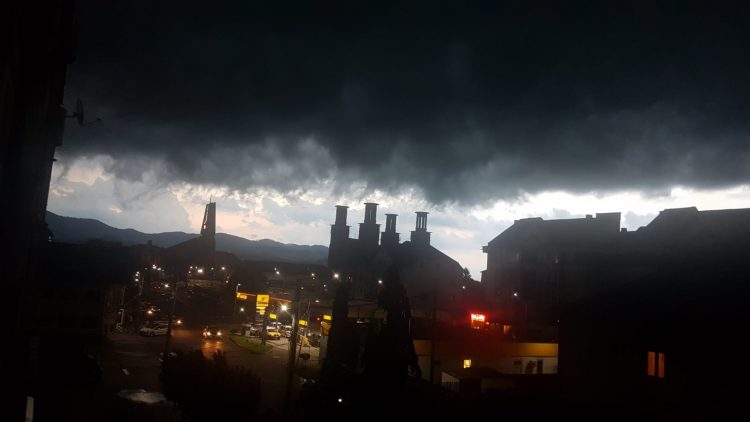 Atenție maramureșeni. Se vor semnala intensificări puternice ale vântului, vijelie și grindină