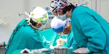 O tumoră de ficat de aproape cinci kilograme a fost extirpată cu succes la Spitalul Militar