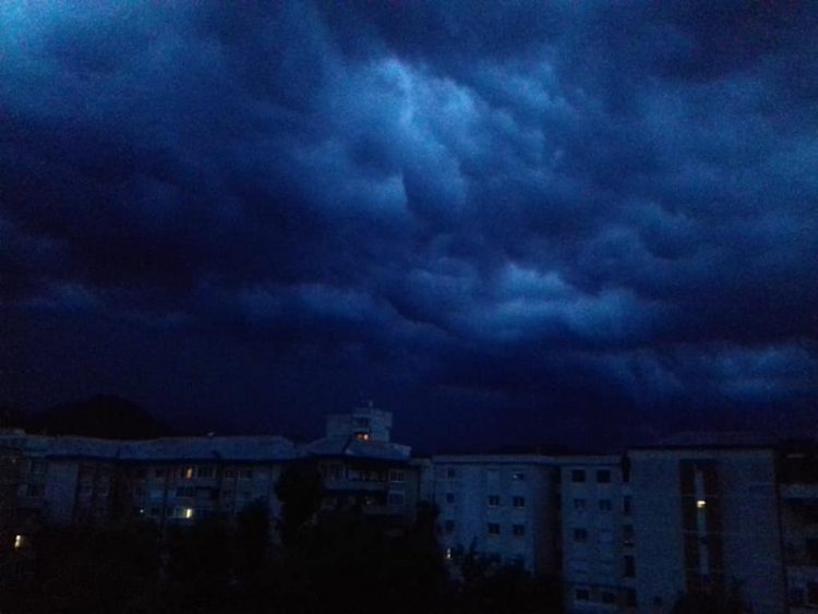 Doamne ajută-ne! Furtună violentă în Baia Mare. FOTO