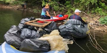 Activitate de sâmbătă: În barcă la adunat de gunoaie din Firiza. FOTO