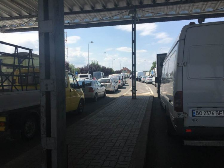 Aglomerație și nervi în Vama Petea. Cozile se întind pe câțiva kilometri