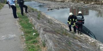 Imagini cu autoturismul care a ajuns în Râul Săsar