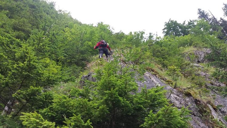 Turist decedat pe munte la Borșa. Salvamontiștii nu au putut interveni pentru că au mașinile sechestrate de către Composesoratul Borșa