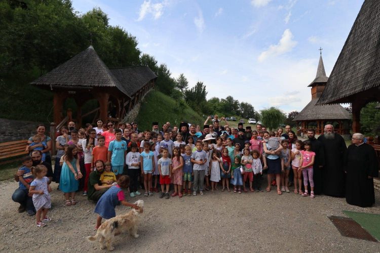 Tabără pentru familii la Mănăstirea Rohiița