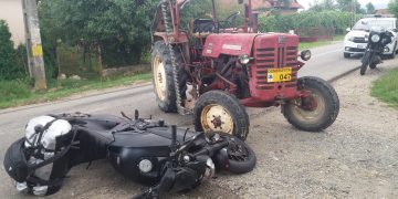 Impact între un tractor și o motocicletă la Dumbrăvița