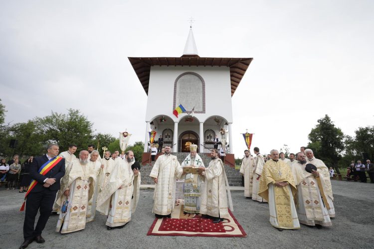 Sfânta Liturghie în localitatea Plopiș. FOTO