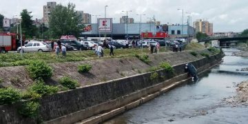 Un autoturism a ajuns în Râul Săsar