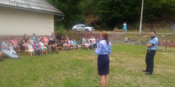 Poliţiştii de la Compartimentul de Analiză și Prevenire a Criminalității, activităţi comune cu copiii din tabăra de la Handalu Ilbei