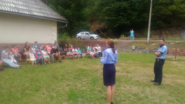 Poliţiştii de la Compartimentul de Analiză și Prevenire a Criminalității, activităţi comune cu copiii din tabăra de la Handalu Ilbei