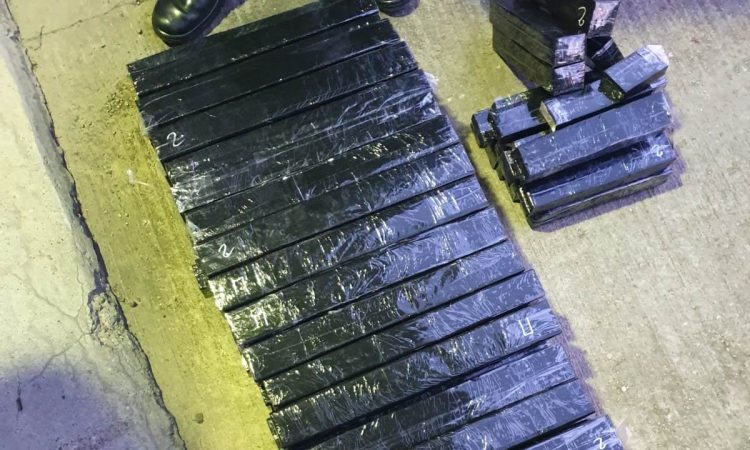 Zeci de recipiente cu freon descoperite de polițiștii de frontieră – VIDEO