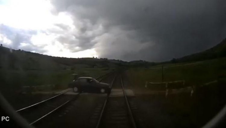 VIDEO șocant: Momentul impactului dintre tren și autoturism a fost filmat