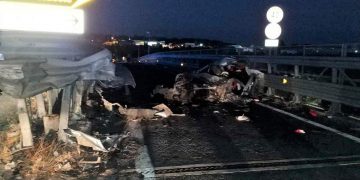 O maşină cu opt români, între care patru copii, s-a făcut praf în Italia – video