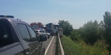 Cinci victime, în urma unui carambol produs între un camion, o autoutilitară și o mașină