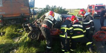Tragic: Un mort şi un rănit în urma coliziunii dintre un autoturism şi un camion