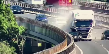 Accident spectaculos. Un camion a lovit din plin o maşină oprită, deşi fusese avertizat